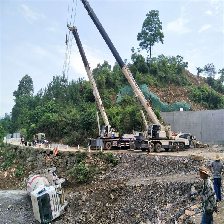 五峰汽车掉沟里叫吊车救援要多少钱